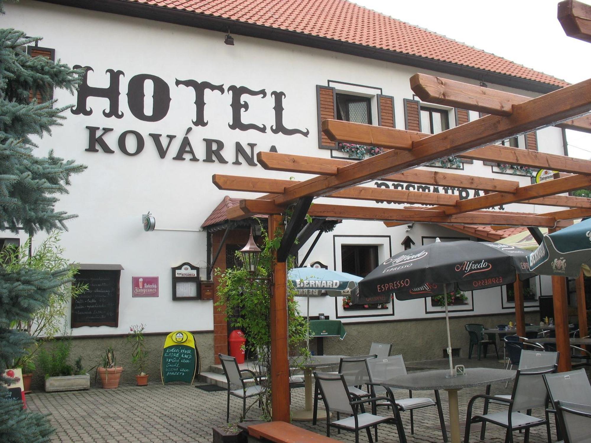 Hotel Kovarna Дечин Экстерьер фото