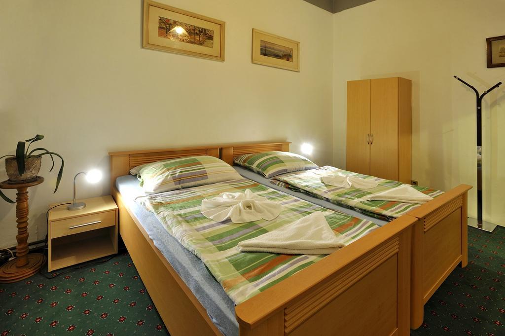 Hotel Kovarna Дечин Номер фото