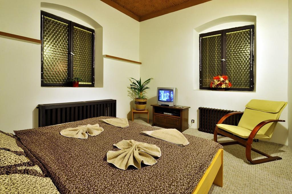 Hotel Kovarna Дечин Экстерьер фото