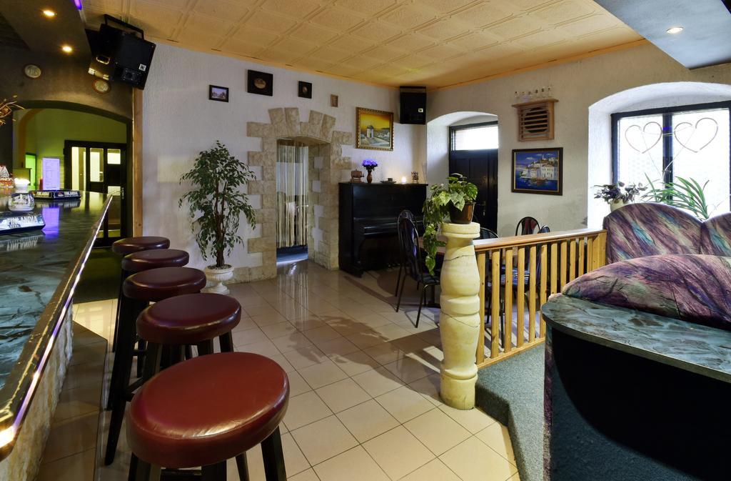 Hotel Kovarna Дечин Экстерьер фото