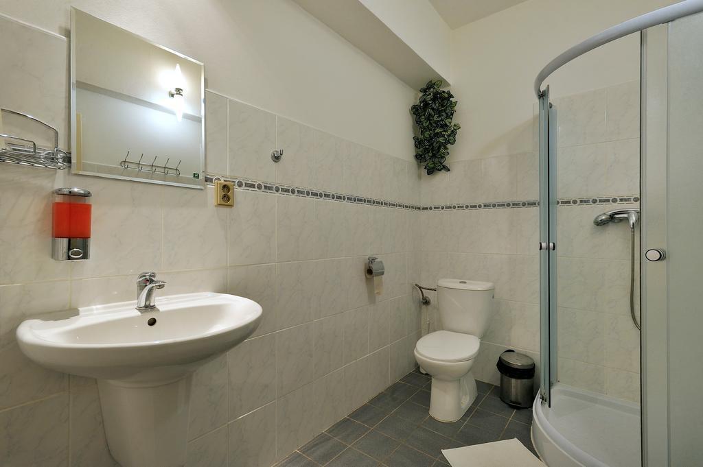 Hotel Kovarna Дечин Экстерьер фото