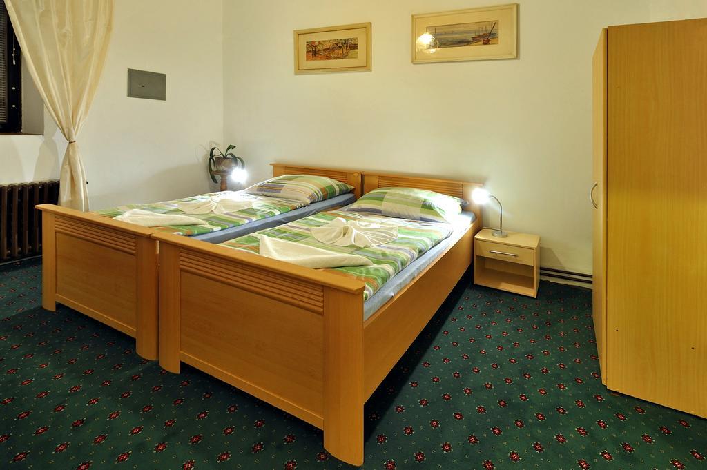 Hotel Kovarna Дечин Экстерьер фото