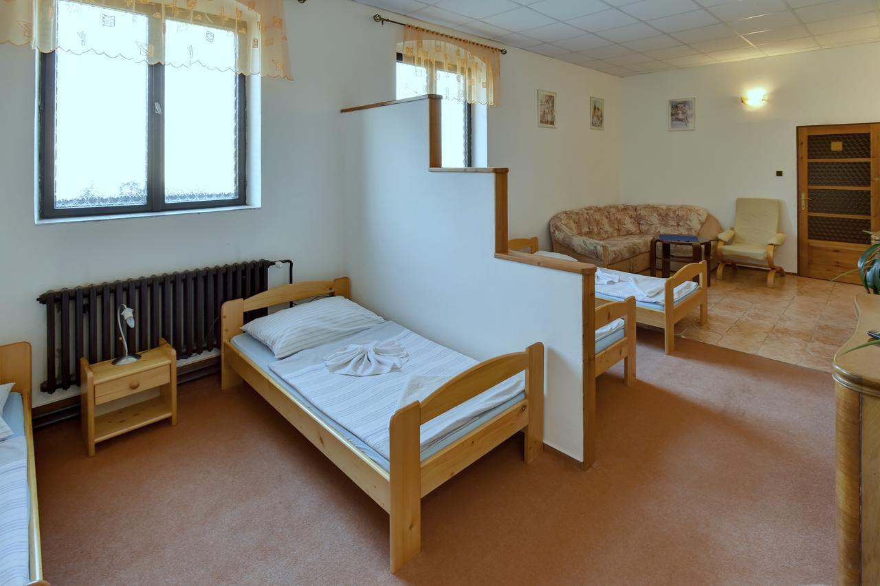 Hotel Kovarna Дечин Экстерьер фото