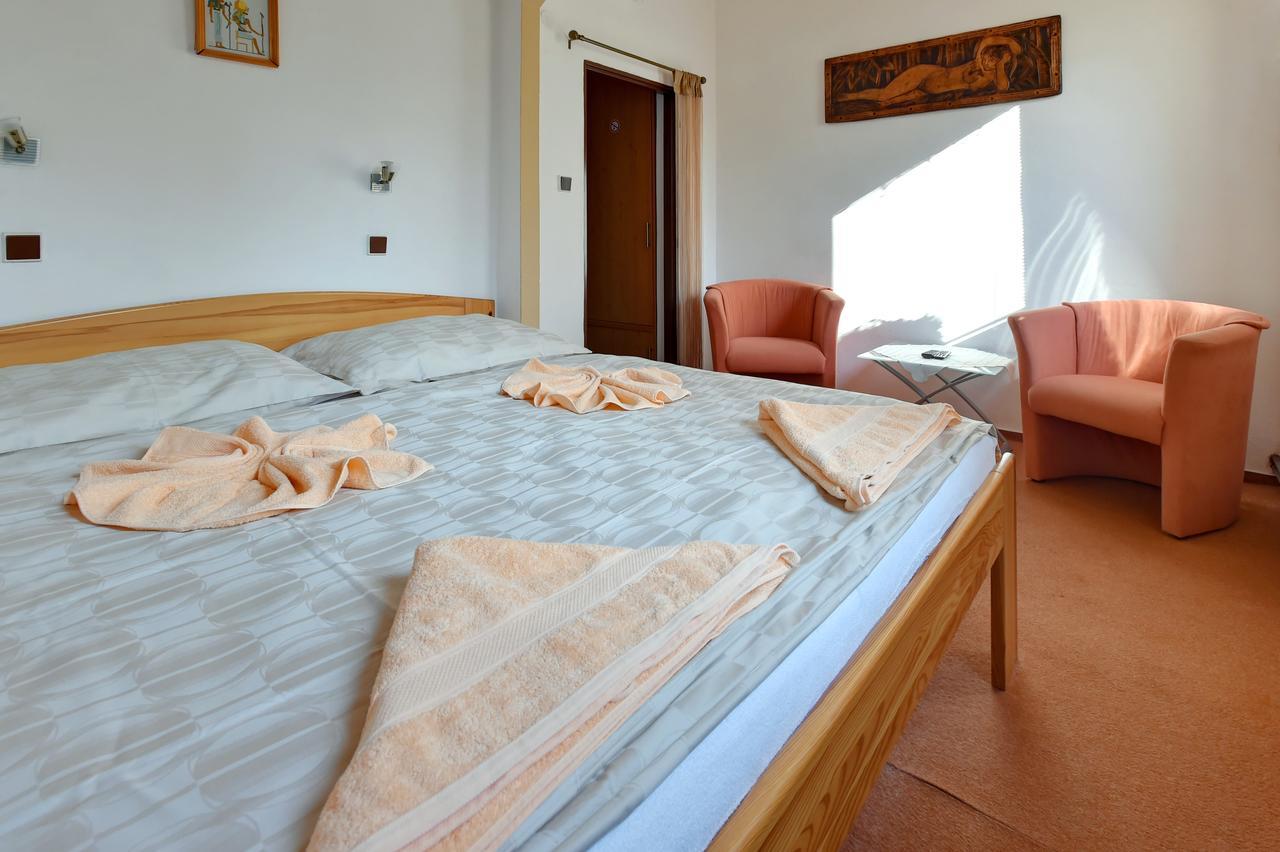 Hotel Kovarna Дечин Экстерьер фото