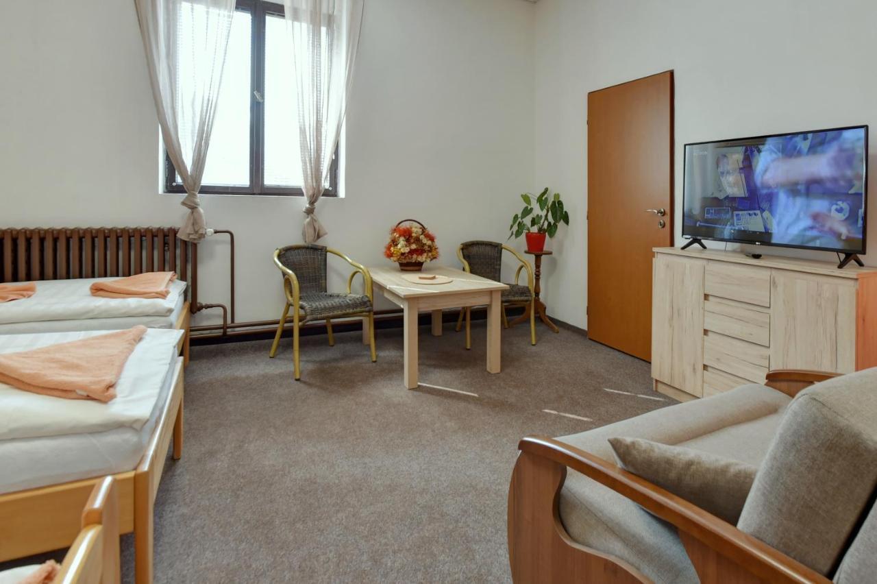 Hotel Kovarna Дечин Экстерьер фото